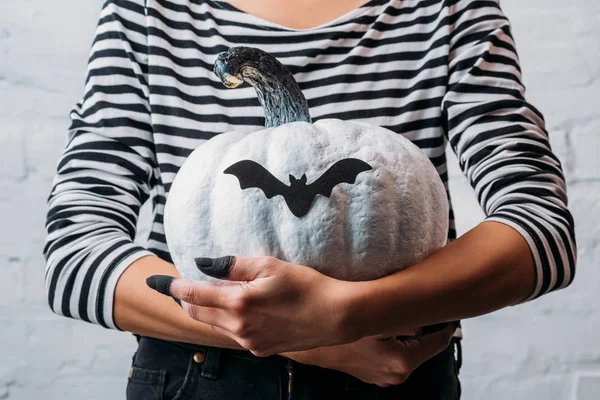 Beskuren Bild Kvinna Med Vita Målade Halloween Pumpa Med Bat — Stockfoto