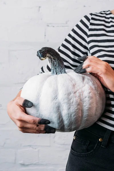 Recortado Tiro Mujer Sosteniendo Blanco Pintado Halloween Calabaza —  Fotos de Stock