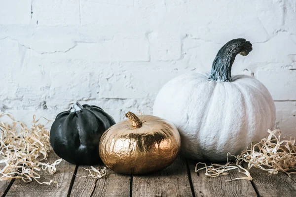 Natürmort Çeşitli Ahşap Yüzey Üzerinde Halloween Pumpkins Boyalı — Stok fotoğraf