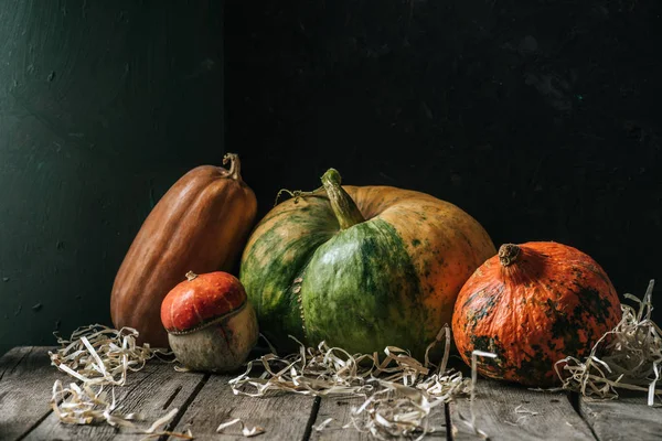 Close View Food Composition Pumpkins Arranged Wooden Surface Dark Background — Free Stock Photo