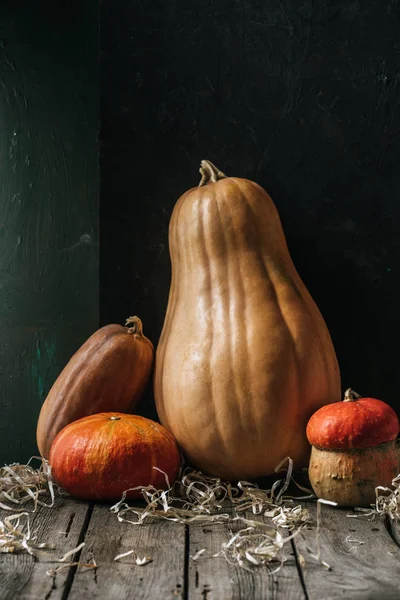 Vista Cerca Composición Los Alimentos Con Calabazas Dispuestas Superficie Madera — Foto de stock gratuita