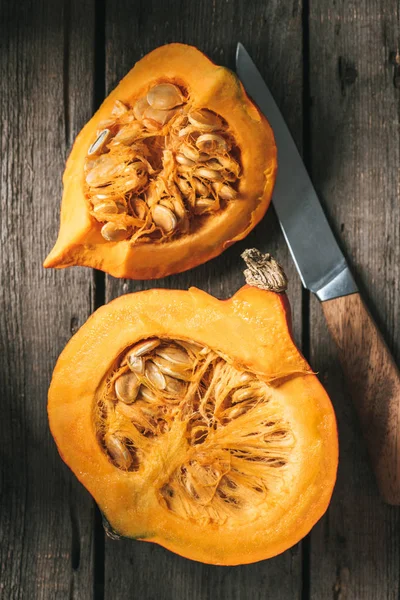 Puesta Plana Con Cuchillo Mitades Calabaza Cruda Sobre Fondo Madera — Foto de Stock