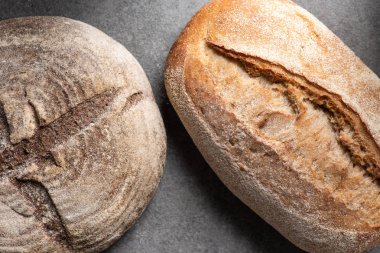 gri masa üzerinde ekmek en iyi görünümü loafs