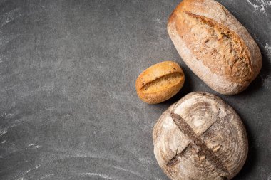pişmiş ekmek üzerinde gri masa üstü düz lay ile loafs