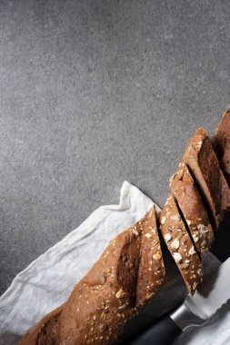 beyaz keten içinde kesilmiş baget üstten görünüm üzerinde gri masa üstü