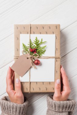 kadın ile dekore edilmiş Noel hediye kutusu, ahşap masa görüntü kırpılmış 