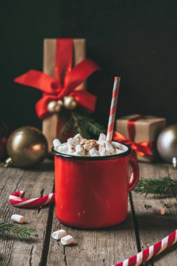 sıcak kakao marshmallows Noel ahşap tablo ile fincan sunar