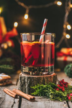 Tarçın ve Noel ışık garland ile ahşap güdük üzerinde mulled şarap