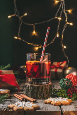 Zencefilli kurabiye ve Noel ışık garland ile ahşap güdük üzerinde mulled şarap
