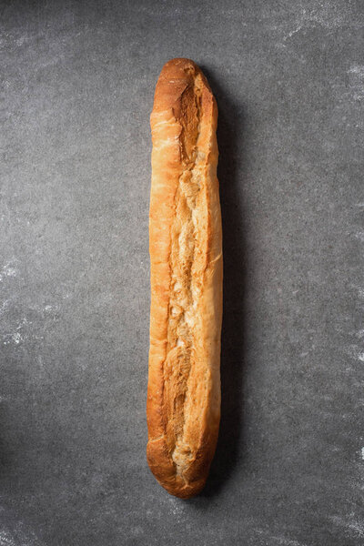 вид сверху на багет на серой поверхности
