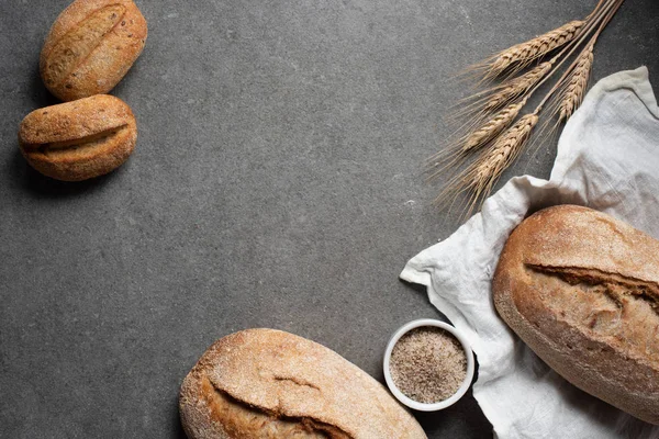 Deitado Plano Com Pão Loafs Dispostos Trigo Mesa Cinza — Fotografia de Stock