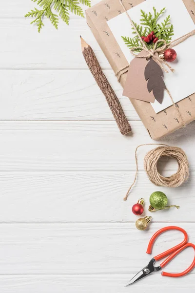 木のテーブルに飾られたクリスマスのつまらないもの木製の鉛筆とハサミの近くのトップ ビュー — ストック写真