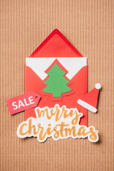 Erhöhte Ansicht Von Grußumschlag Schriftzug Verkauf Und Frohe Weihnachten Auf — kostenloses Stockfoto