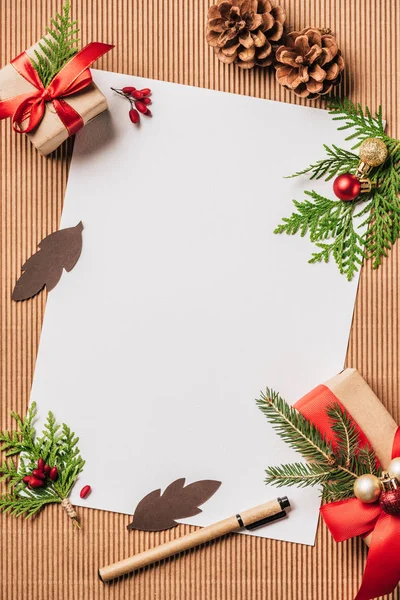 Verhoogde Weergave Leeg Papier Groenblijvende Kegels Ingericht Geschenkdozen Met Kerstballen — Stockfoto