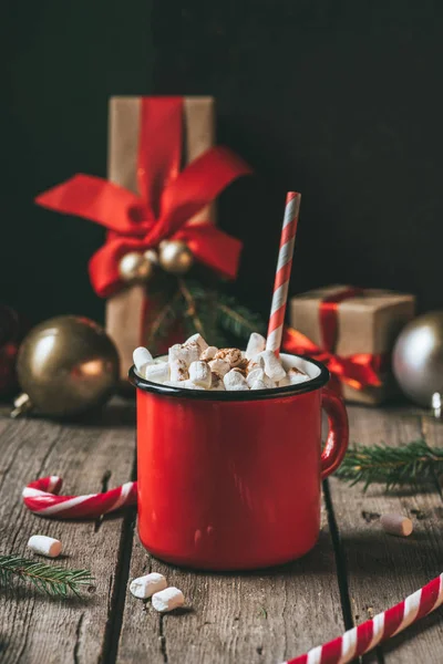 Kopje Warme Chocolademelk Met Marshmallows Houten Tafel Met Kerst Presenteert — Stockfoto