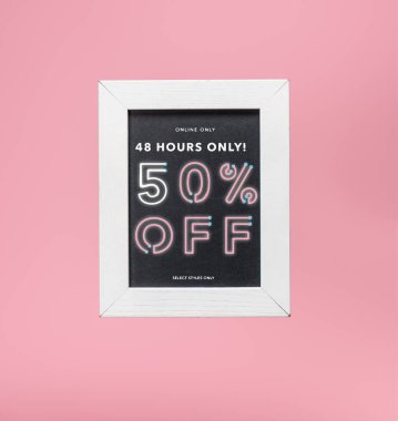 yazı tahtası beyaz çerçeve üzerinde pembe off Satılık 50 yüzdeleri ile izole içinde alışveriş