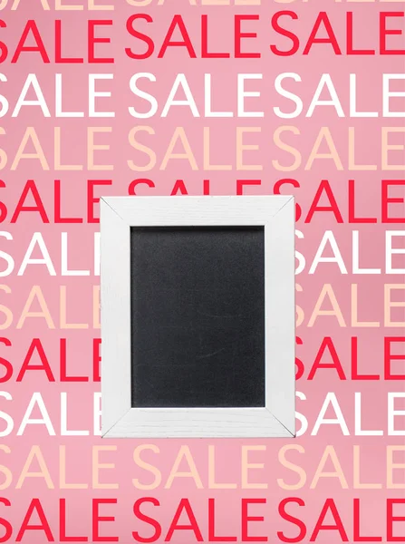 Empty Blackboard White Frame Pink Background Sale Signs — Free Stock Photo