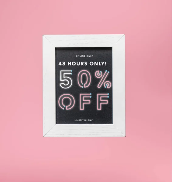 Winkelen Schoolbord Witte Frame Geïsoleerd Roze Met Procenten Korting Koop — Stockfoto