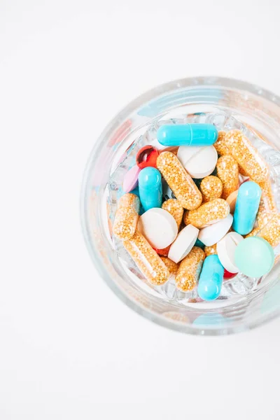Felülnézet Különböző Színes Tabletták Üveg Fehér Felületre — Stock Fotó