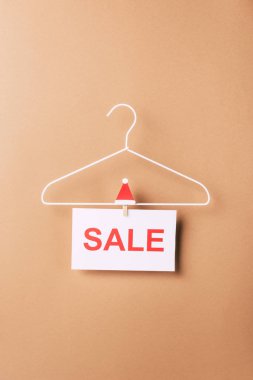 askı ile bej üzerinde Noel alışveriş için satışı işareti