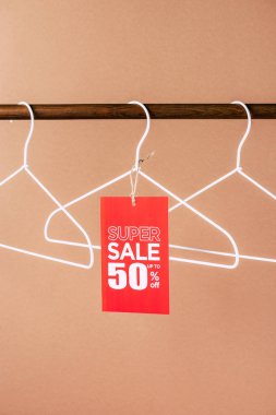 siyah Cuma üzerinde bej alışveriş için 50 yüzdeleri askıları kırmızı süper satış etiketiyle - indirim