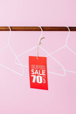 askıları kırmızı süper satış etiketiyle - yetmiş yüzdeleri pink indirim.