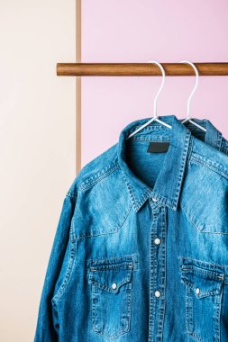 Askılar, moda endüstrisinin gündelik kot gömlek