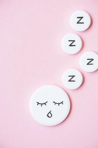 Ansicht Von Schlaftabletten Mit Gezeichnetem Gesicht Und Zeichen Auf Rosa — Stockfoto