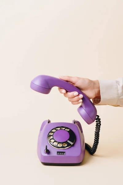 Vista Cortada Mulher Segurando Tubo Telefone Telefone Roxo Rotativo Bege — Fotografia de Stock