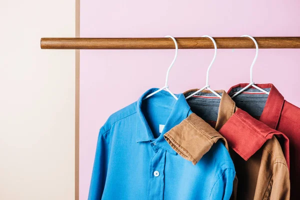 Lässige Trendige Hemden Auf Kleiderbügeln Modebranche — Stockfoto
