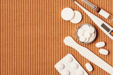 karton arka plan üzerinde çeşitli tıbbi araçlar ve ilaç üstten görünüm