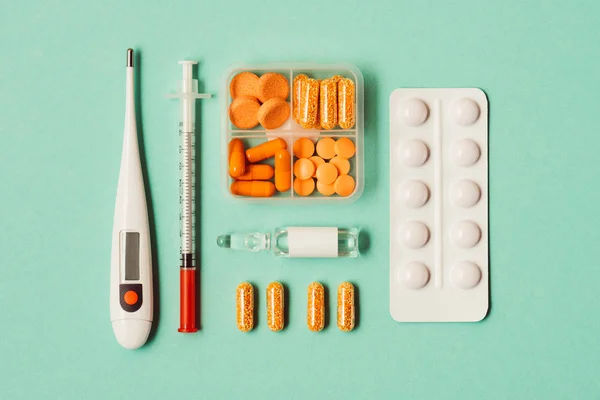 Вид Сверху Термометра Шприца Ампулы Лекарствами Пузырь Упаковки Таблетки Зеленый — стоковое фото