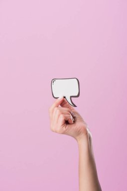 Kırpılan atış pink izole boş konuşma balonu tutan kadın