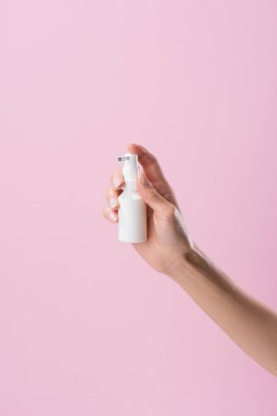 Kırpılan shot tıbbi sprey pink izole tutan kadın