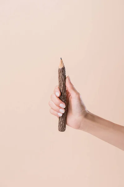 Przycięte Zdjęcie Kobieta Trzymając Ołówek Wykonany Kijem Beżowym Tle — Zdjęcie stockowe