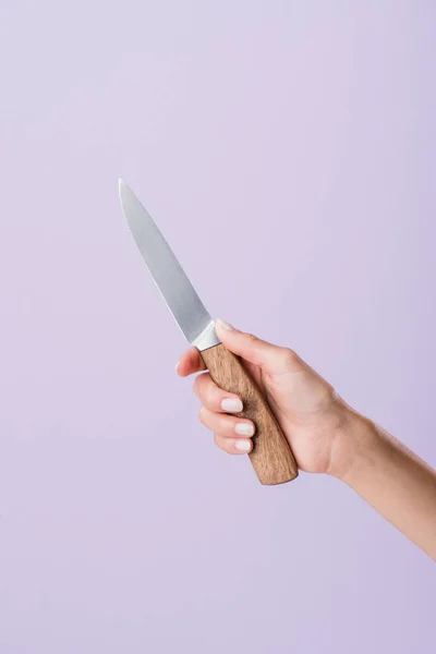 Beskuren Bild Kvinna Med Kniv Isolerad Lila — Stockfoto