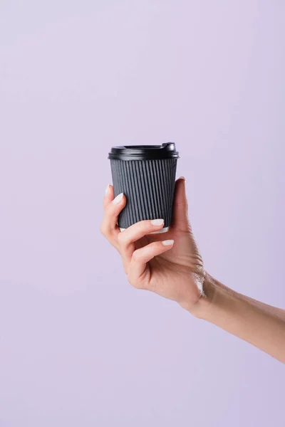 紫に分離されたコーヒーの紙コップを持った女性のクロップ撮影 — ストック写真