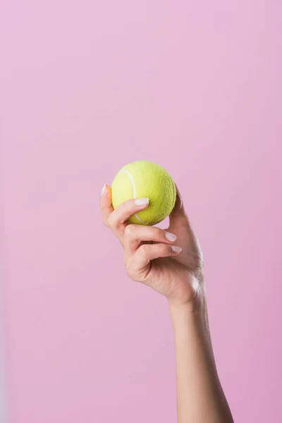 Tiro Cortado Mulher Segurando Bola Tênis Isolado Rosa — Fotografia de Stock