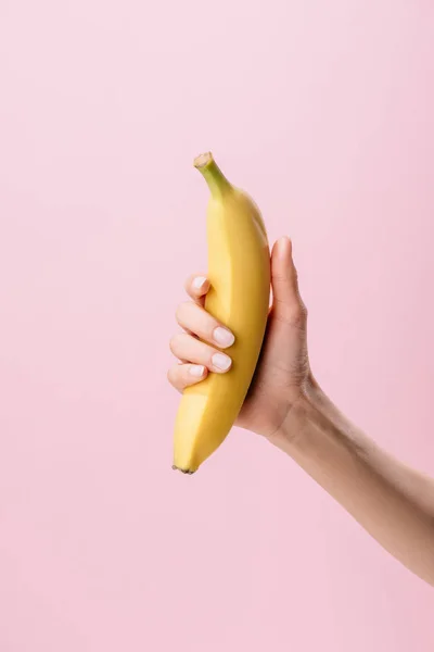 Colpo Ritagliato Donna Che Tiene Banana Isolata Rosa — Foto Stock