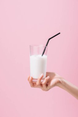 Kırpılan atış pink izole süt tutan kadın