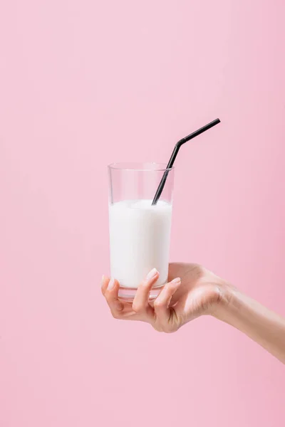 Beskuren Bild Kvinna Som Håller Glas Mjölk Isolerad Rosa — Stockfoto