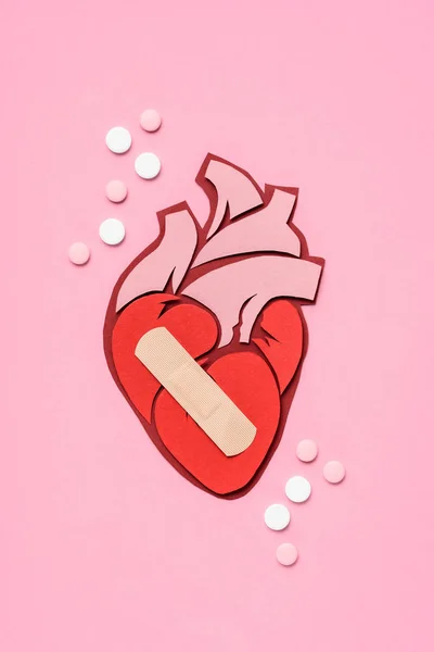 Κάτοψη Του Ανατομική Ανθρώπινη Καρδιά Patch Και Χάπια Για Ροζ — Φωτογραφία Αρχείου