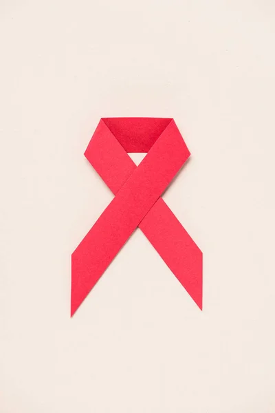 Vista Dall Alto Hiv Aids Consapevolezza Nastro Rosso Sul Beige — Foto Stock