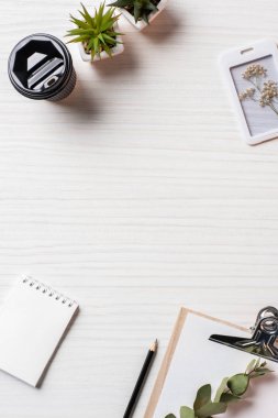 boş ders kitabı, boş Pano, kahve fincanı ve bitkilerin ofiste tabloda, üstten görünüm 