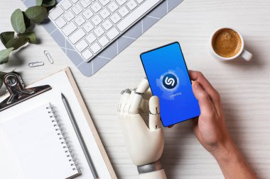 shazam masada kahve fincanı Office ile ekranda ile smartphone kullanarak protez kollu işadamı resim kırpılmış 