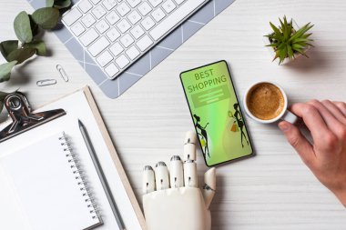 işadamı masada kahve fincanı Office ile ekranda alışveriş en iyi ile smartphone kullanarak protez kollu kısmi görünümü 