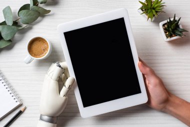 kısmi görünümünü işadamı protez kollu dijital tablet masa kahve fincanı Office ile boş ekran ile kullanma 