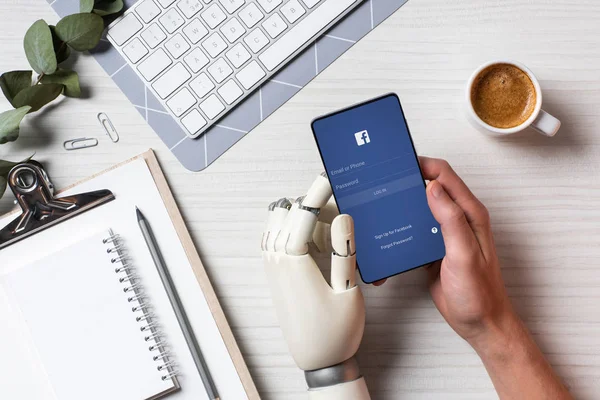 Kısmi Ekran Masada Kahve Fincanı Office Ile Facebook Ile Smartphone — Stok fotoğraf