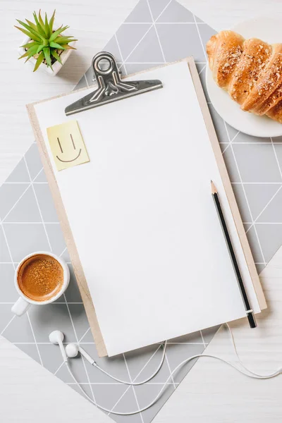 Vue Surélevée Presse Papiers Vierge Symbole Sourire Croissant Tasse Café — Photo