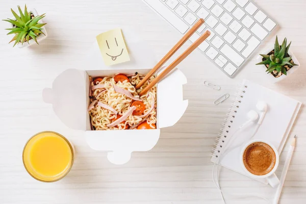 Vista Elevada Caja Wok Con Palillos Jugo Naranja Símbolo Sonrisa — Foto de Stock